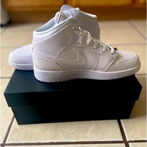 Air Jordan 1 Boys 7 (Women’s 8.5) NWT